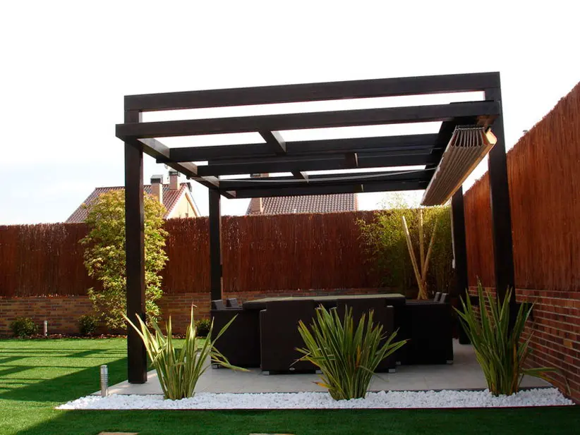 toldo peégola en jardín
