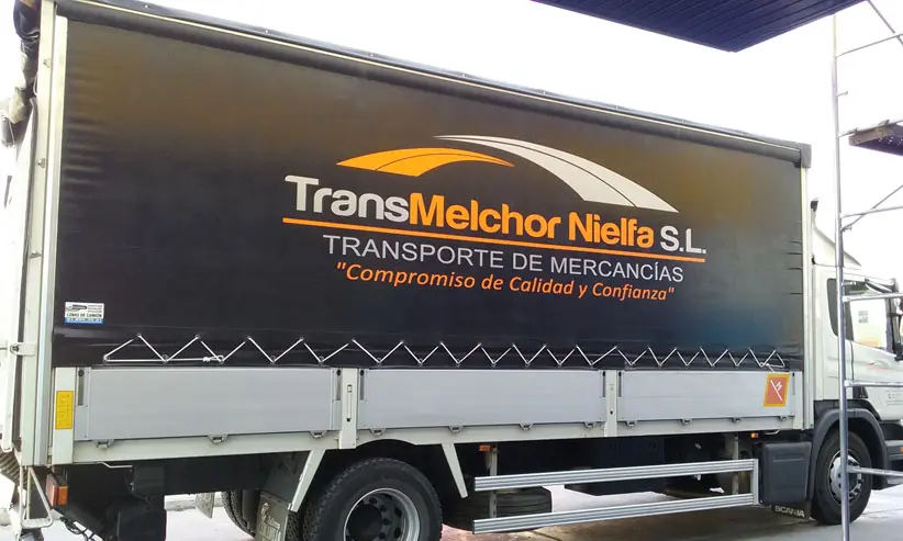 camión con lona rotulada