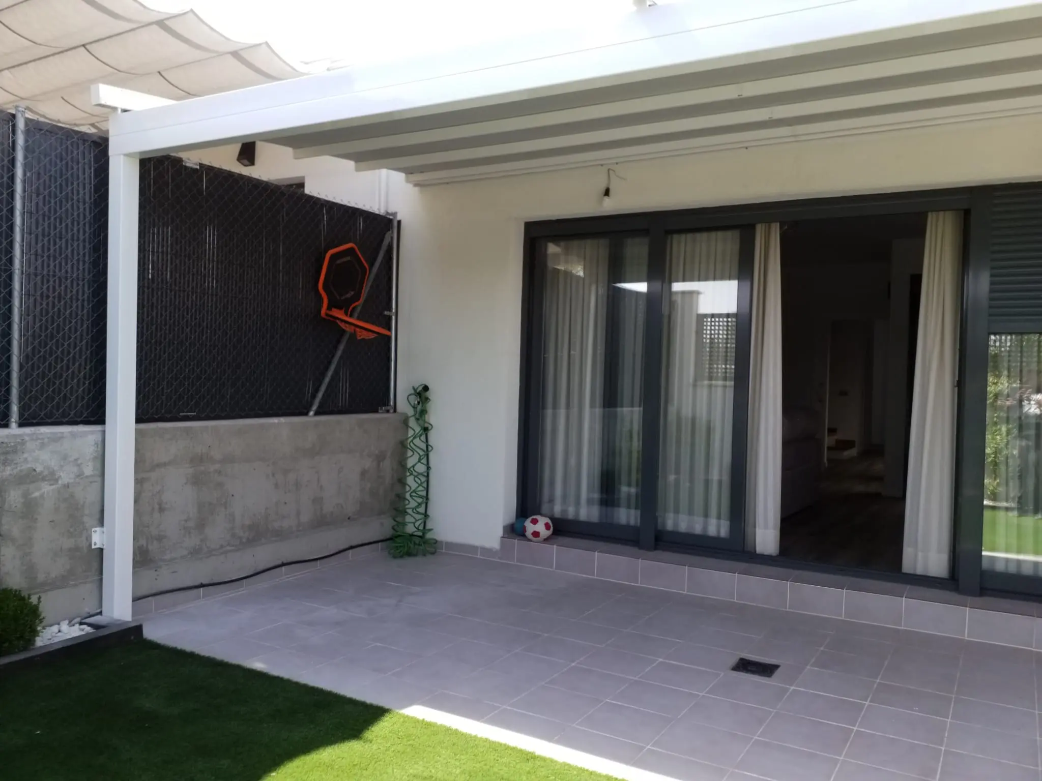 Tensopérgolas - Pergorain en Madrid - Venta e instalación de toldos con tensopérgolas o pergorain en Madrid