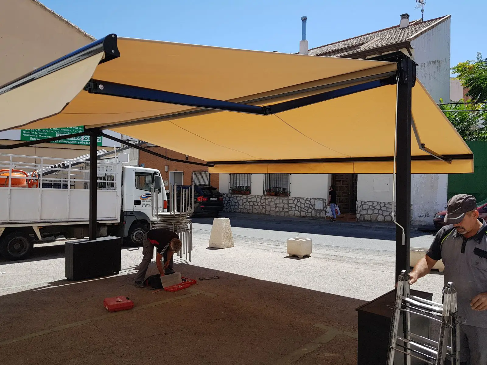 Toldos a Dos Aguas en Madrid - Venta e instalación de toldos a dos aguas en Madrid