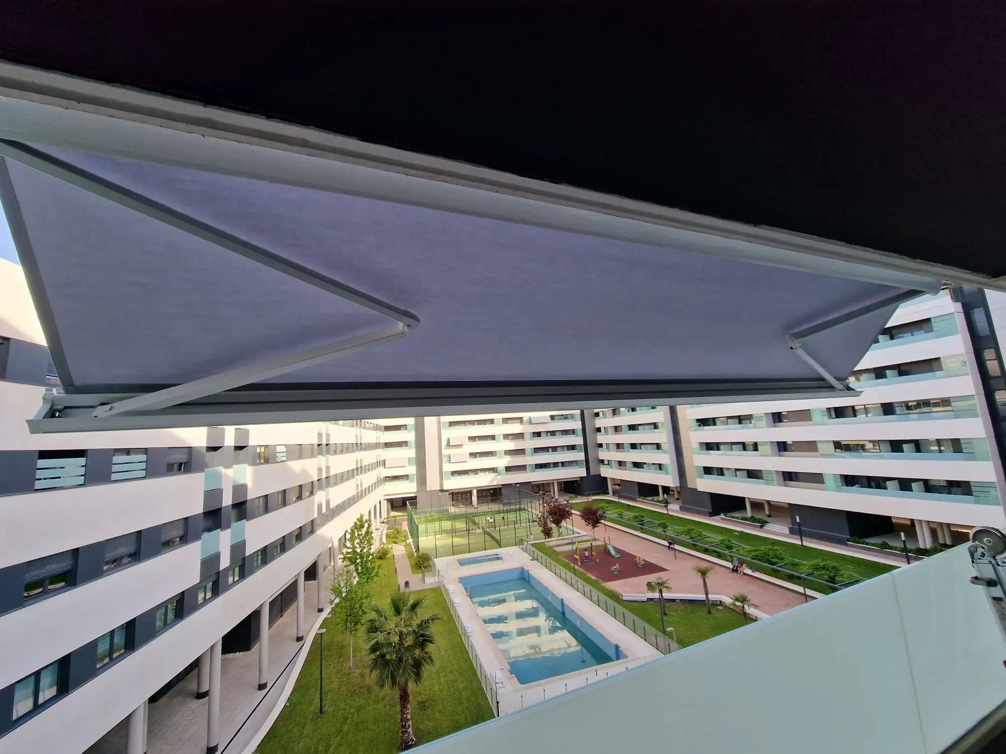 Toldos Cofre Extensibles en Madrid - Venta e instalación de toldos cofre extensibles en Madrid