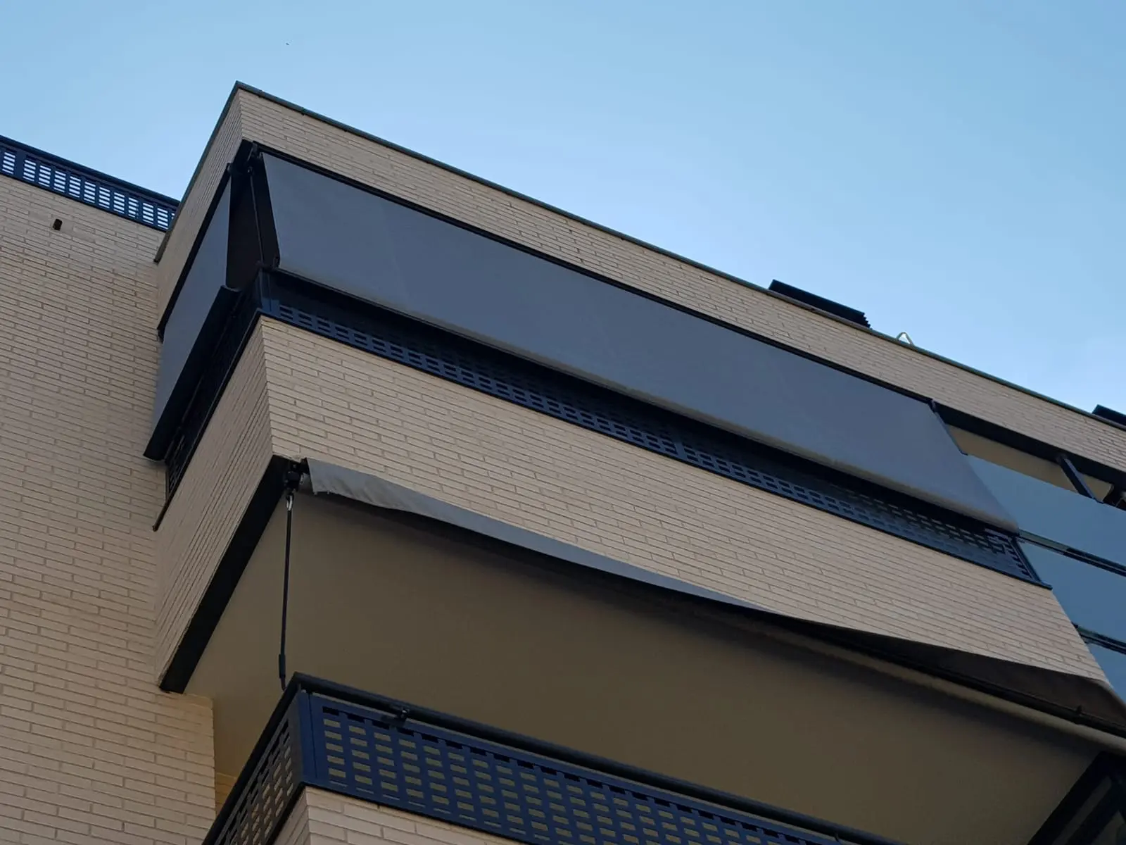 Venta e instalación de toldos tipo stor para viviendas y edificios - Madrid