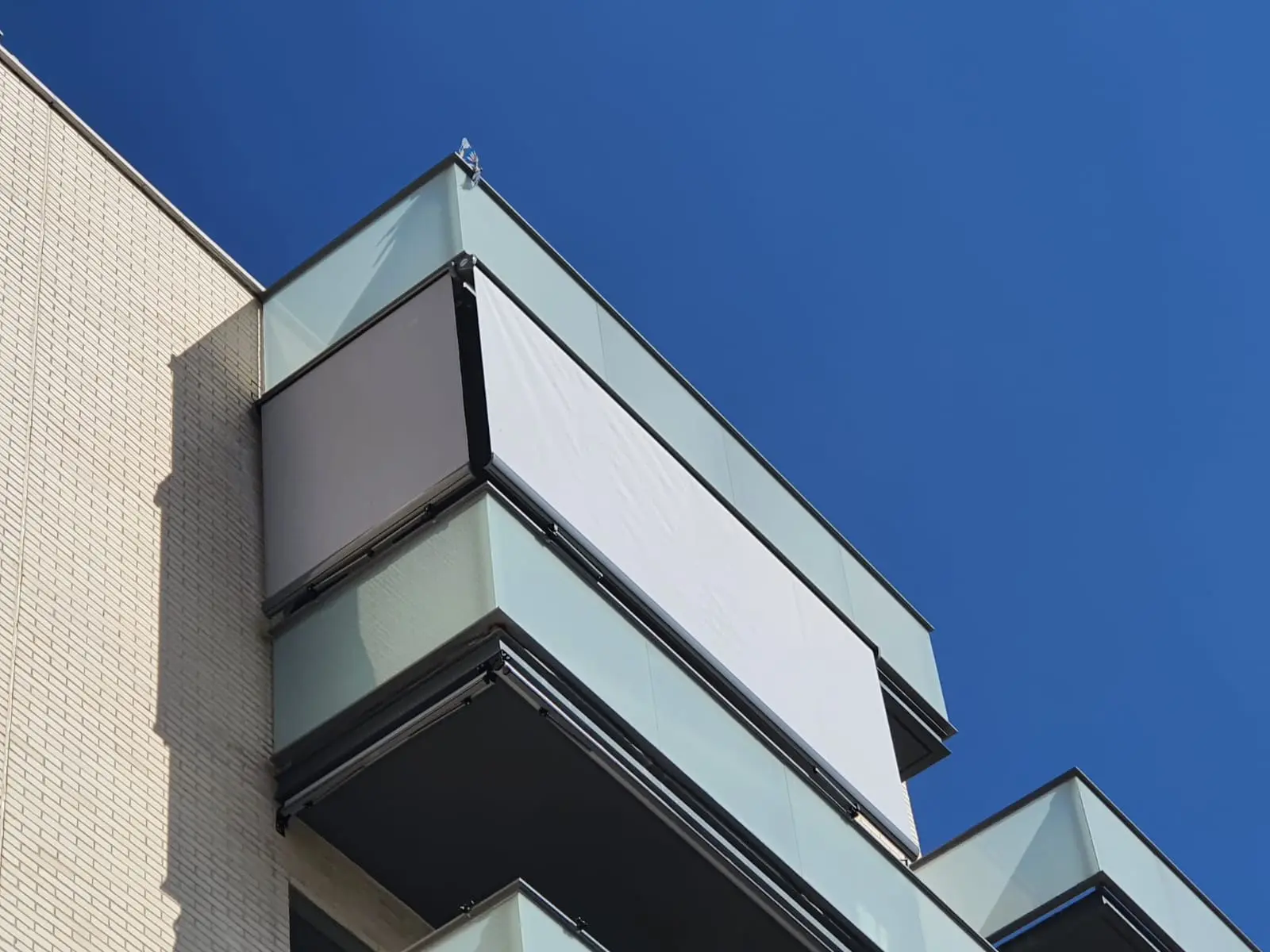 Venta e instalación de toldos tipo stor para viviendas y edificios - Madrid