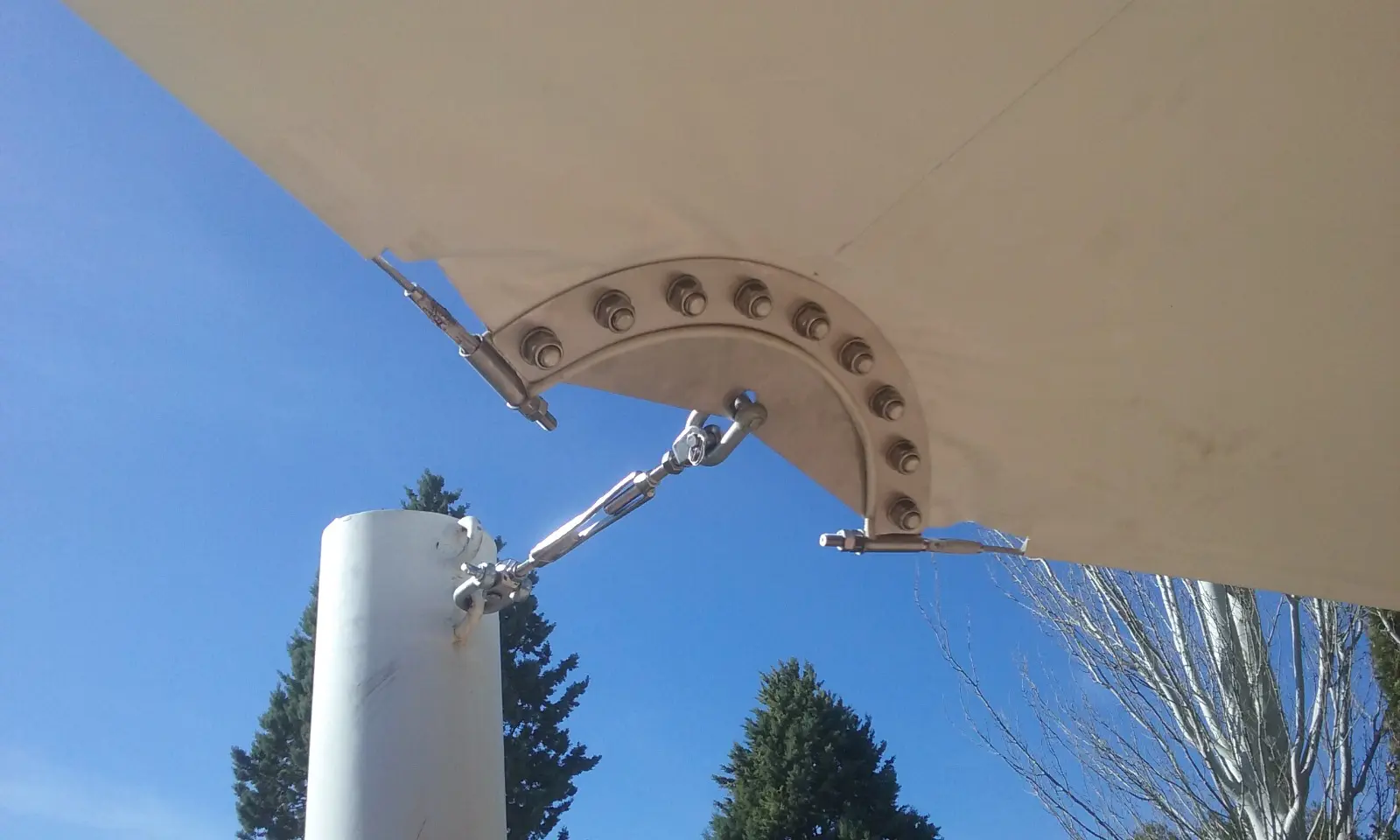 Anclaje de lona tensada