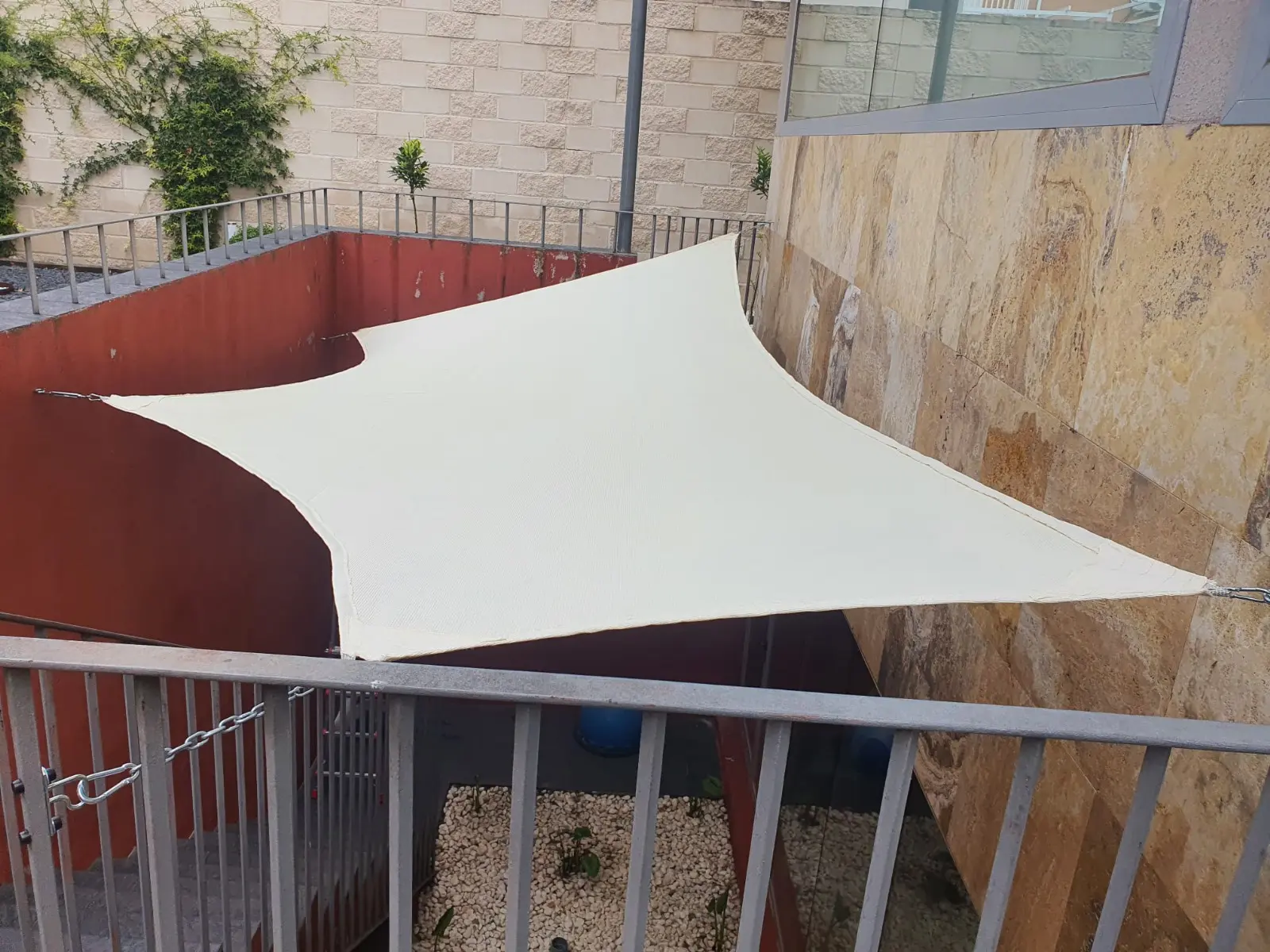 Lona tensada para patio en Madrid