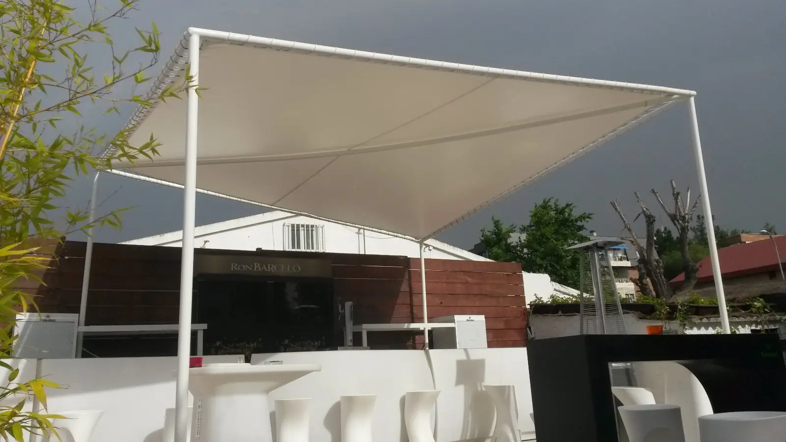 Instalación de lona tensada