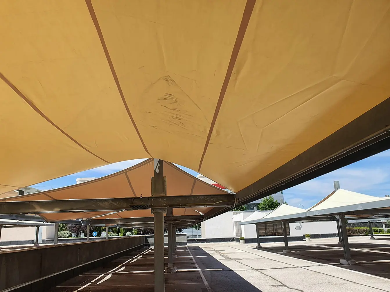 Lonas Tensadas en aparcamiento