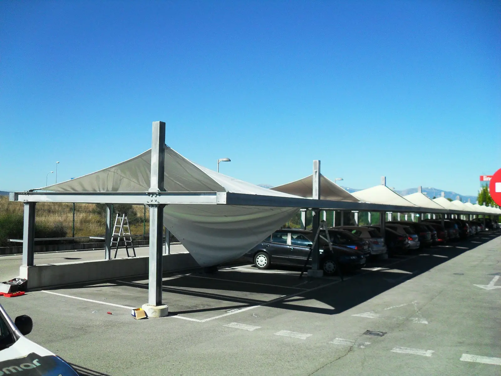 Instalación de lonas tensadas en parking de madrid