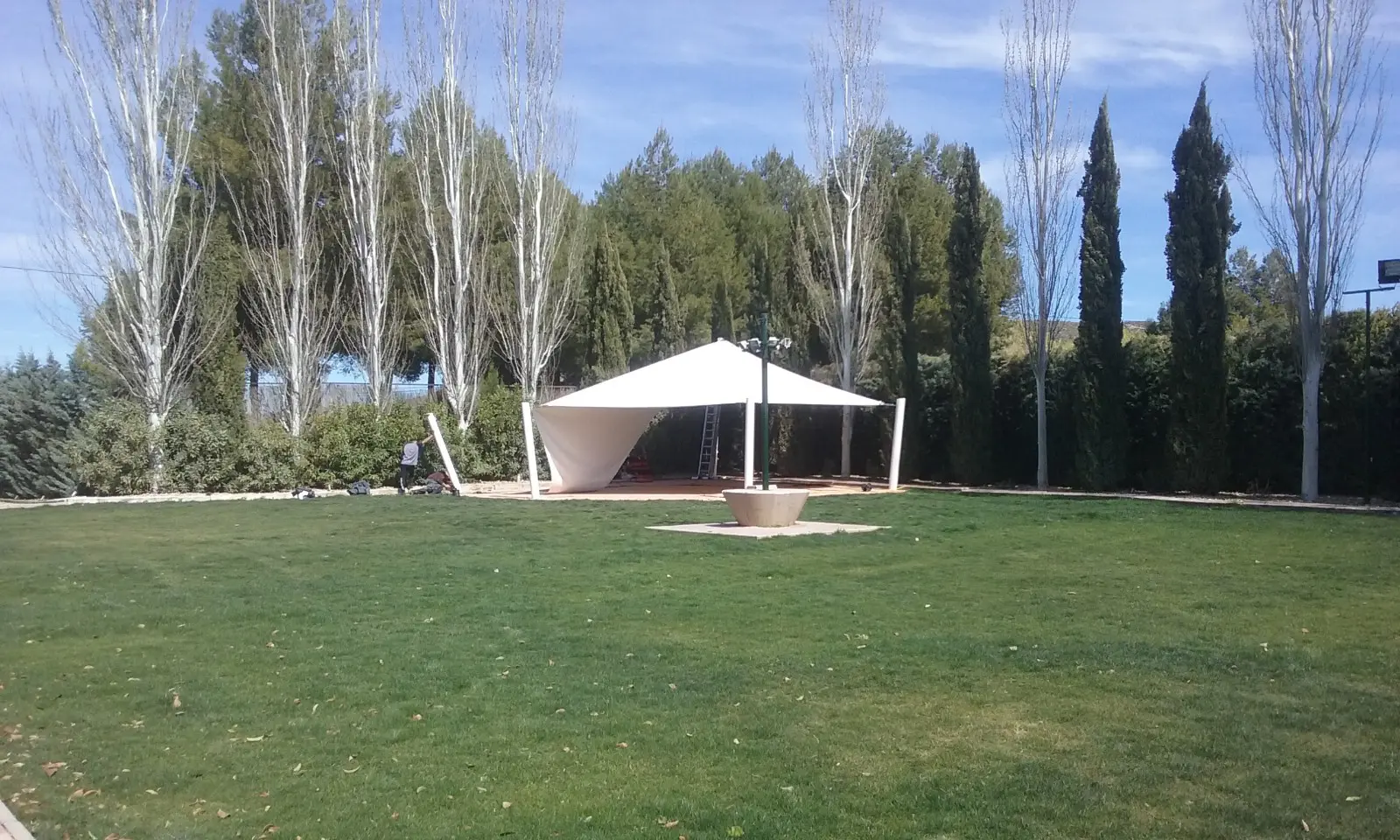 lona tensada en jardín