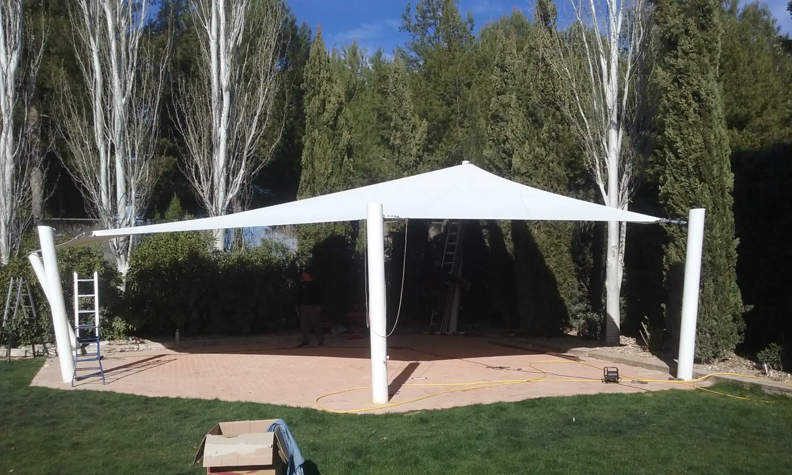 lona tensada en jardín