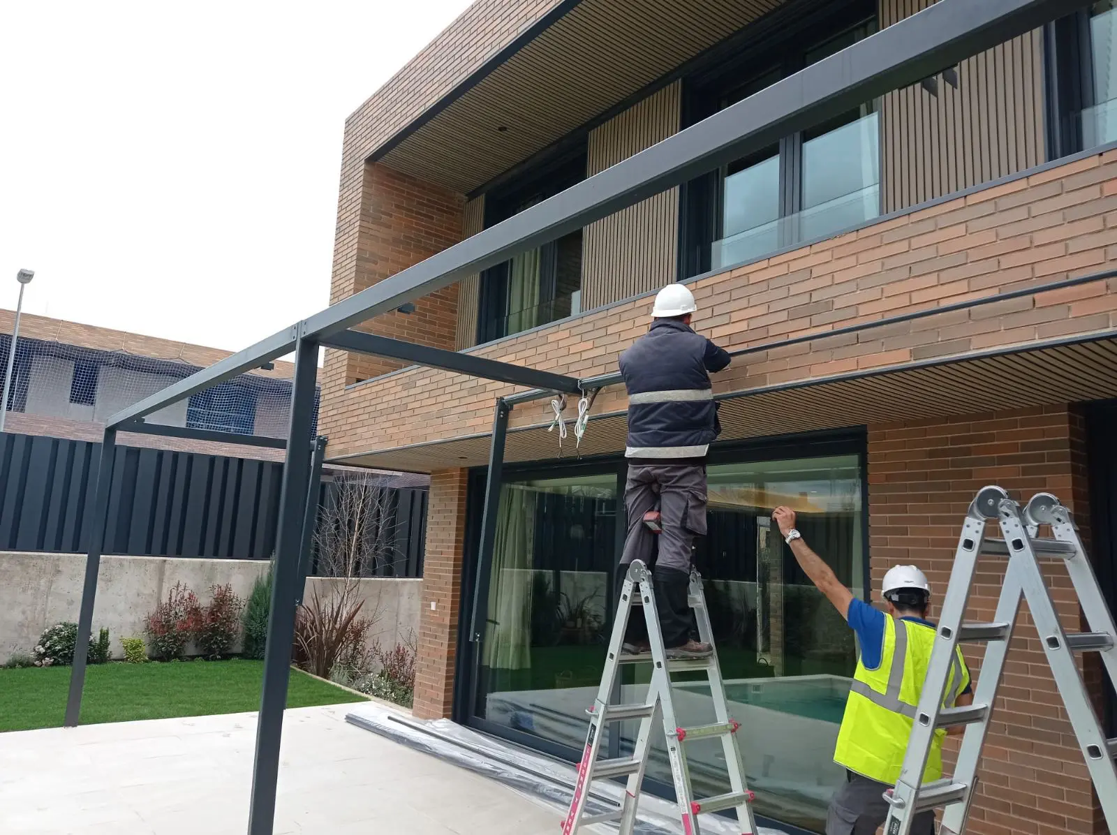 instalación de toldos pérgola para promotoras