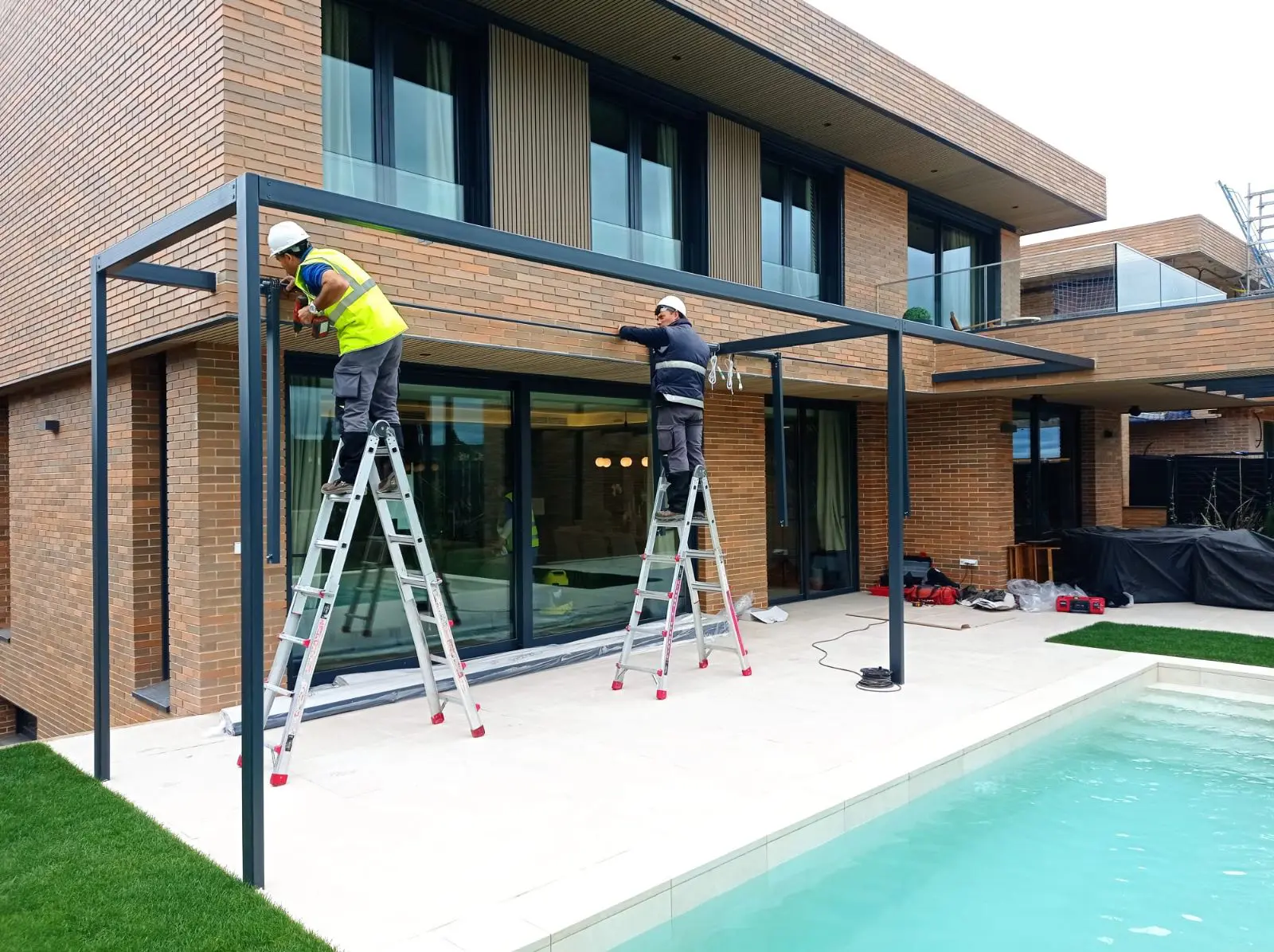 instalación de pérgola en jardín con piscina