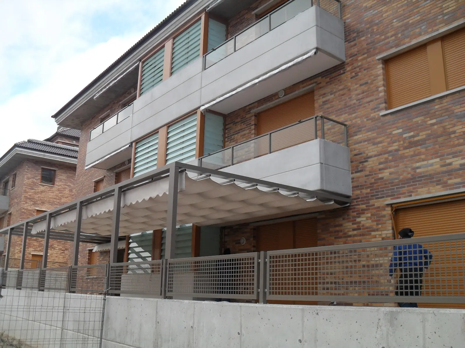 toldo pérgola en nueva promoción de viviendas en Madrid