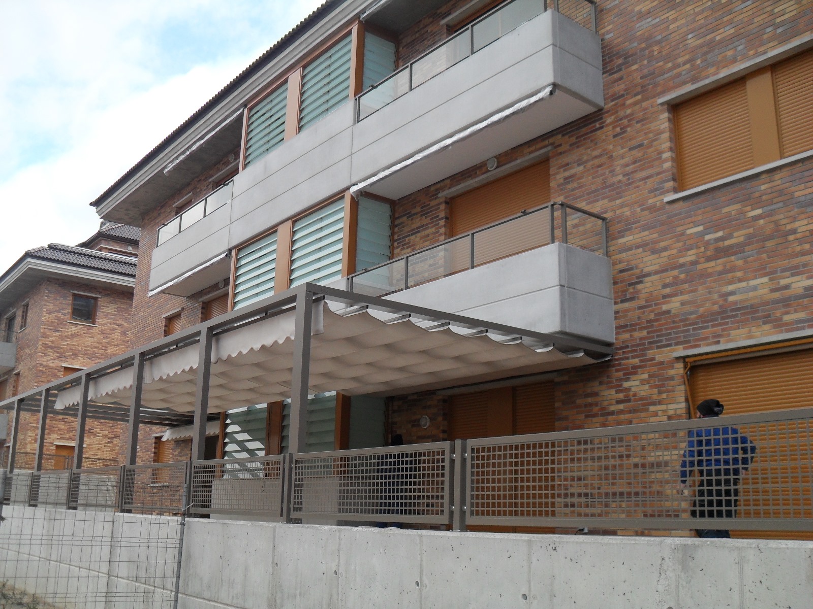 toldo pérgola en nueva promoción de viviendas en Madrid